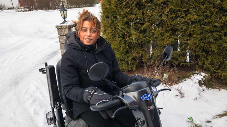 Belinda Monteran Leinonen har den sjeldne diagnosen Nail Patella Syndrome.  Hun har store smerter i armer, rygg og ben, og er avhengig av elektrisk rullestol for å komme seg rundt. Likevel har hun tatt IT-utdanning ved HSN og startet eget firma.  Foto