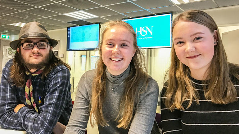 Magnus, Idunn og Vilde får matematikk-forelesninger sammen med HSNs ingeniørstudenter på Kongsberg to ganger i uken.  Foto
