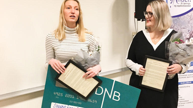 VG-journalistene Synnøve Åsebø og Mona Grivi Nordman mottok pris. Foto