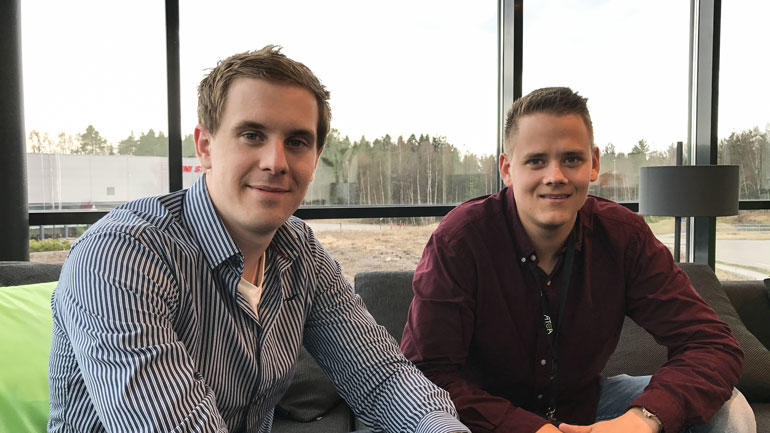F.v.: Patrick Ingebretsen og Odd Daniel Taasaasen stortrives med IT-jobber hos Atea i Stokke. Foto