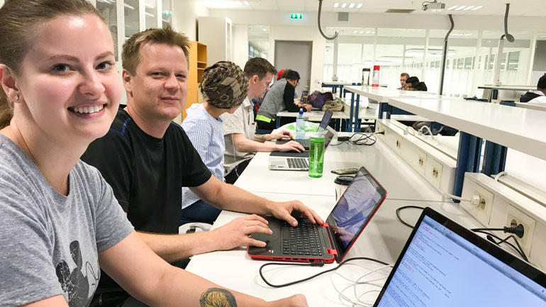 Alle nye ingeniørstudenter på Kongsberg gikk rett på intensivkurs i programmeringsspråket Python etter studiestart.  – Veldig motiverende, sier Alina og Jo. Foto