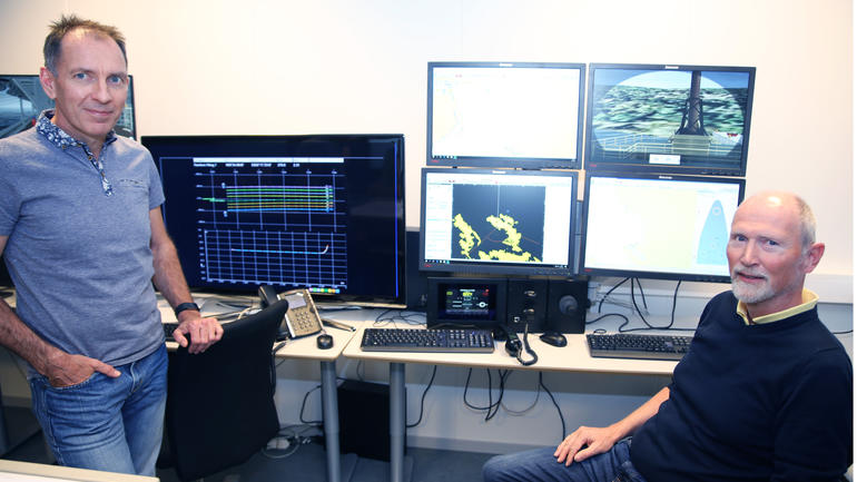 Visepresident drift i PGS, Paul Courtney (til venstre), roser simulatorparken til Høgskolen i Sørøst-Norge. Her med teknisk operatør Svend Nordby.