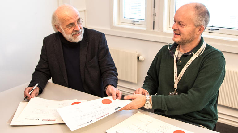 Professor Knut Aasmundtveit sammen med rektor Petter Aasen, som signerte vitnemål til 16 studenter fra 13 forskjellige land på Erasmus Mundus-masteren "Joint Master in Smart Systems Integration" i 2017. Foto