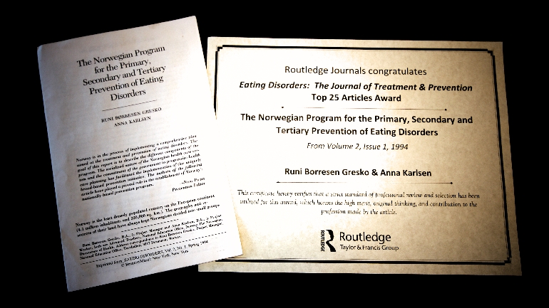 Fagartikkel av Børresen og Karlsen og diplomet med Routledge Journals.