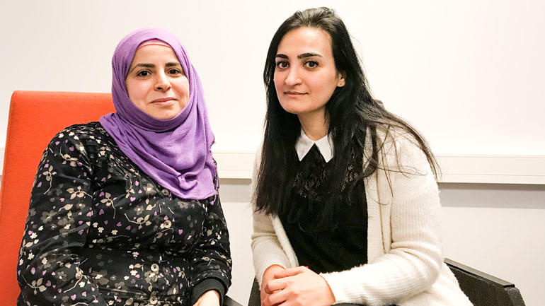 F.v: Esraa og Amani håper på praksis i regnskapsbyrå i Vestfold. Foto