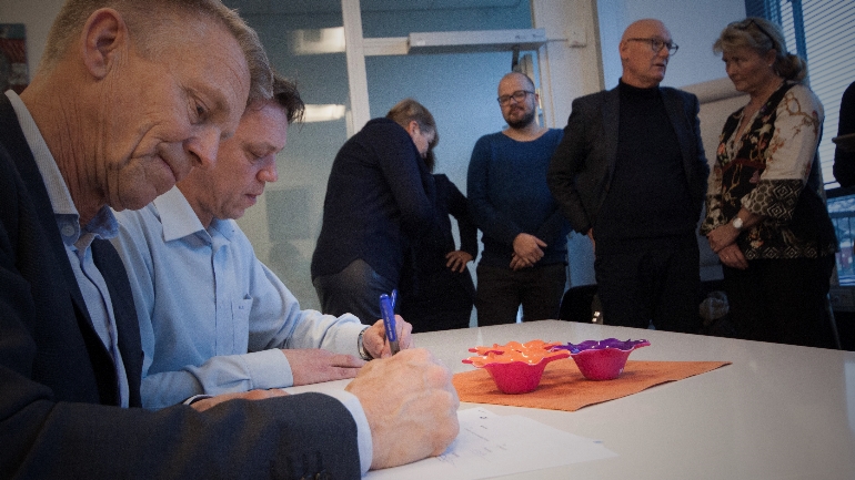 Prorektor Kristian Bogen og Conexus-sjef Steinar Evensen skriver under på FoUI-kontraktene.