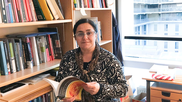 Malahat Nasibova finner bøker om menneskerettigheter i bokhyllen til HSN-mentor Lars Petter Soltvedt. Foto