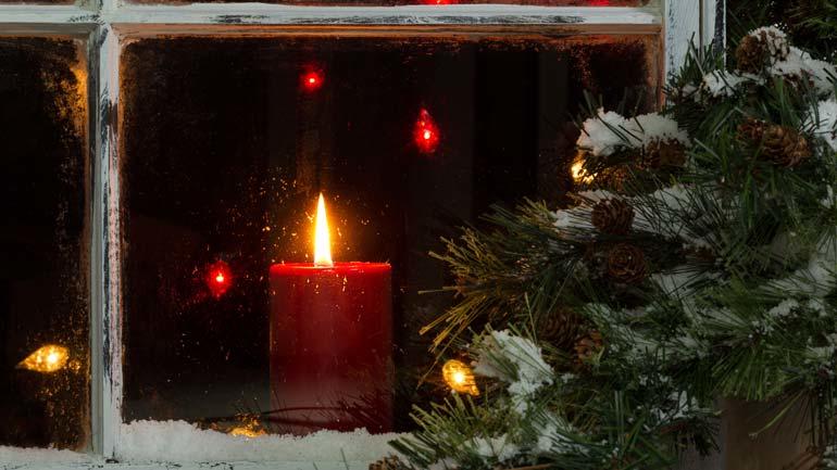 På utsida: Før i tida søkte folk utanfor den varme julestua for å få greie på kva framtida ville bringe av kjærleik, liv og død.  