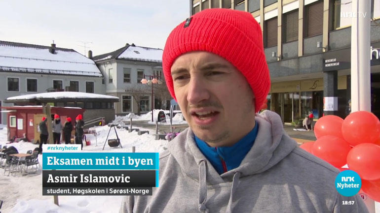 Studenter tok eksamen på torgarrangement i Larvik. Skjermdump fra NRK