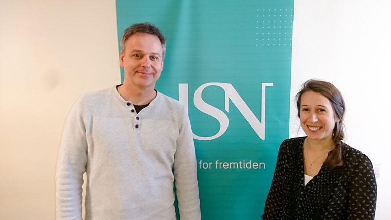 Ph.d.-student Joanie van der Walle og førsteamanuensis Andreas Zedrosser jobbet sammen på HSNs campus Bø i April 2018. Foto