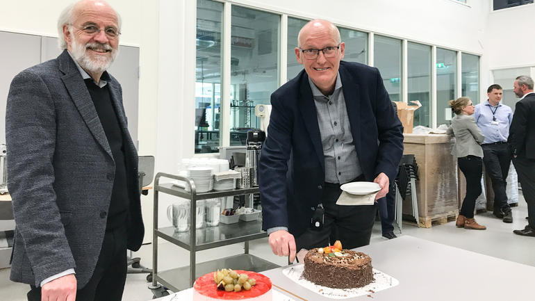 Tradisjonen tro ble ansettelsen av ny FoUI-ekspert markert med kake. Fv: Rektor Petter Aasen og Roar Uttisrud, som fikk ta det første stykket. Foto: Jan-Henrik Kulberg