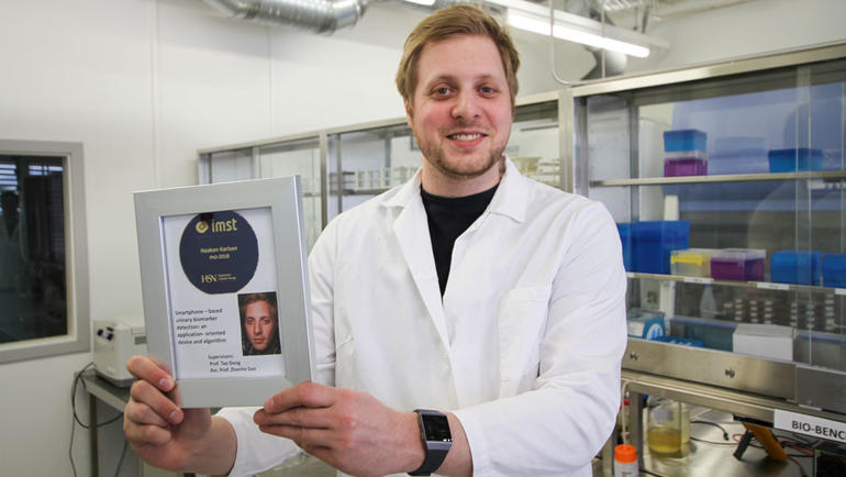 Haakon Karlsen har tatt doktorgrad innen anvende mikro- og nanosystemer på Høgskolen i Sørøst-Norge, og utviklet et produkt som kan komme eldre pleietrengende pasienter til gode. Foto: An-Magritt Larsen