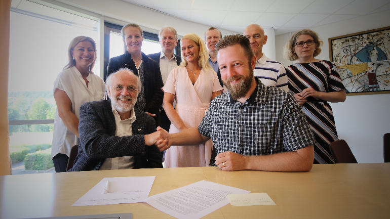 Signering mellom USN-rektor Petter Aasen og MHWirth ved campus Porsgrunn til industrimasterprogrammet. (Foto: Stian Kristoffer Sande)