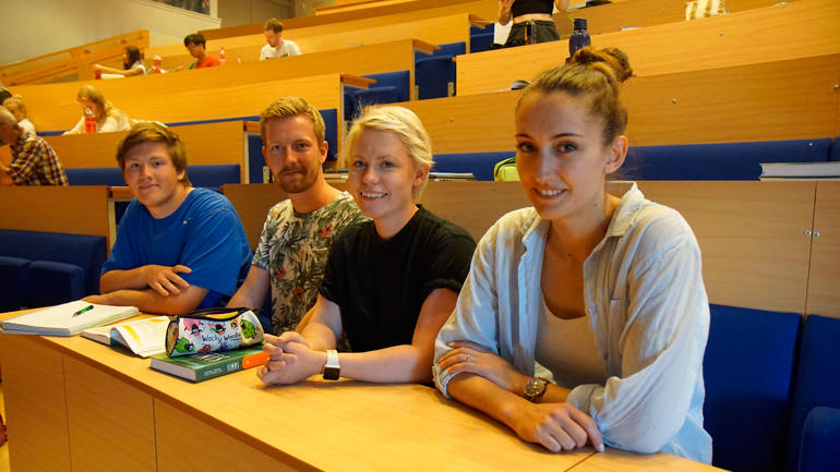 Kristian Cooper Søyland, Kristoffer Berge, Vanessa Sunnset og Tonje Halvorsen er flittige deltakarar på forkurset i matematikk.