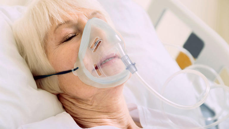 Eldre pasient med oksygenmaske. Foto: iStockphoto