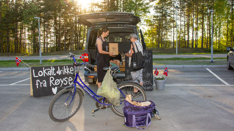 REKO-Ringen på Ringerike gir lokale produsenter mulighet til å selge direkte til kundene, og overlevering skjer like gjerne fra bagasjerommet på bilen. Foto: Kristin Levy, Ringerike.no/Ringeriksregionen.
