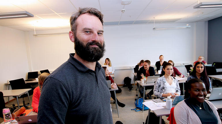 Morten Oddvik smilende foran klassen med lærerstudenter. 