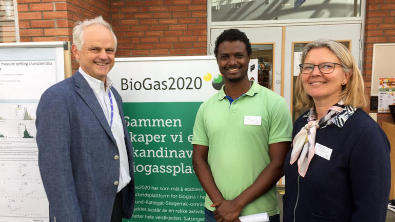 Professor Rune Bakke t.h. har veiledet mange stipendiater med forskningsprosjekter knyttet til biogass. En av dem var Wenche Hennie Bergland som disputerte i 2015. Fasil Ayelegan Tassew er en av stipendiatene som skal videreføre forskningen knytta til biogass.
