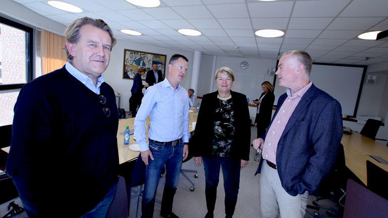 Porsgrunn komomunes næringssjef Øyvind Solbakken på rekke med Preben Hjallum, dekan Heidi Kapstad og fakultetsdirektør Kjetil Horgmo.