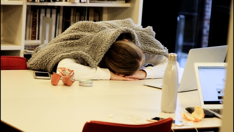 trøtt student på campus Drammen. foto