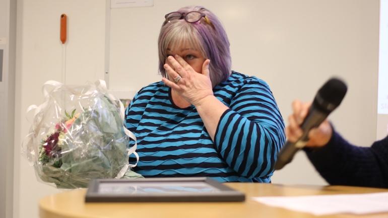 Prisvinner Merete Nesset tørker tårer etter å ha mottatt ytringsfrihetsprisen. Foto