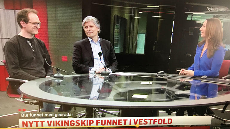 Professor i historie Bjørn Bandlien er ekspert på vikingtiden og vikingskip. Her i studio på TV2 Nyhetskanalen med klima- og miljøminister Ola Elvestuen. Skjermdump