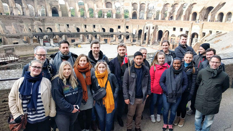 Lærerstudenter fra USN på studietur til Roma, og her er de inne i Colosseum. Gruppebilde