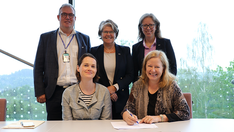 Bjørn Ove Grønseth, Anne Bang Lyngdal, Karen Stendal og Therese Dille ved USN og Margaret L. Williams ved TTU signerer dobbeltgrad-avtale på campus Ringerike. foto.