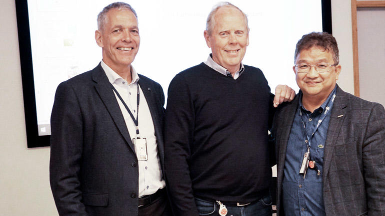 Rolf Larsen (midten) er ansatt som FoUI-ekspert ved USN. F.v. Sverre Gotaas, direktør ved HIP AS, og Prosjektleder USN-partnerskap Duy Tho Do (t.h.). (Foto: Siri Krohn-Fagervoll)
