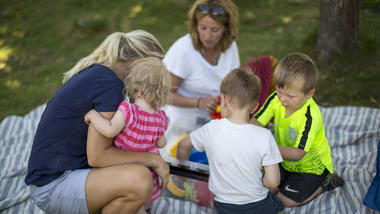 Barnehagebarn ute på piknikk