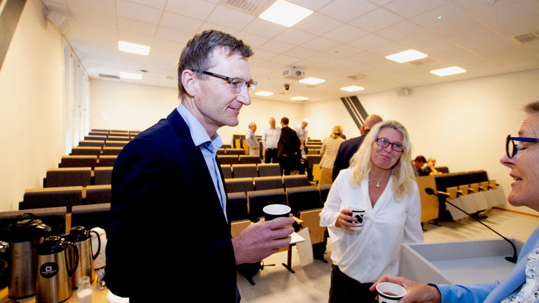 Rådgiver Geir Morten Johansen fra fylkeskommuen med en kaffe i hånda snakker i en pause med Eli Aamot og Irene SIljan Vestby.