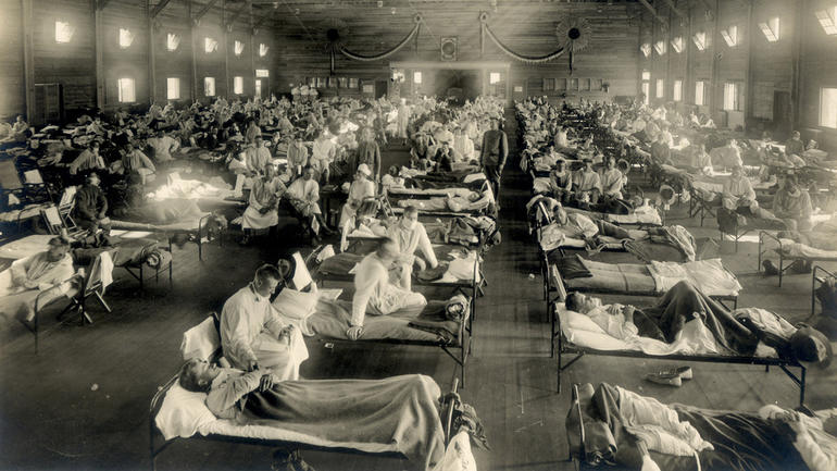 Soldater fra Fort Riley, Kansas, syke med spanskesyke på en sykehuspost ved Camp Funston.