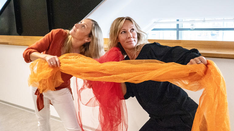 SPESIELL VIDEREUTDANNING: Fv: Kari Evelin Arellano Lorentzen og Savannah Rosén tar videreutdanning i danse- og bevegelsesterapi på USN. (Foto: Jan-Henrik Kulberg)