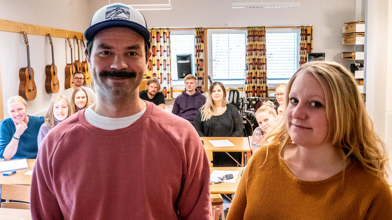 Jonas Nerland og Rebekka Olafsen Aarum lærer TeachRock-metoden i musikkfaget, sammen med andre lærerstudenter på USN. Foto 