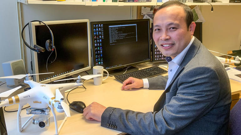 Professor Dieu Tien Bui ved USN Handelshøyskolen er på den eksklusive listen over norske forskere som er mest sitert internasjonalt.  Foto av ham