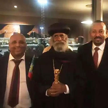 Førsteamanuensis Shegaw A. Mengiste møtte Etiopias statsminister Abiy Ahmed  Ali under fredsprisseremonien 10. desember. Foto av dem 