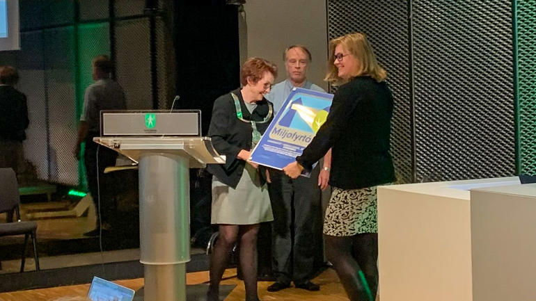 Gro Årstad Nordli fikk overrakt Miljøfyrtårn-sertifikat fra ordfører Kari Anne Sand. Foto