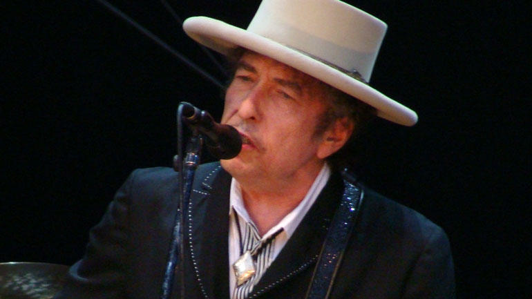  Bob Dylan performing at the Azkena Rock Festival.Wikimedia - Photo. Alberto Cabello from Vitoria Gasteiz / CC BY (https://creativecommons.org/licenses/by/2.0)