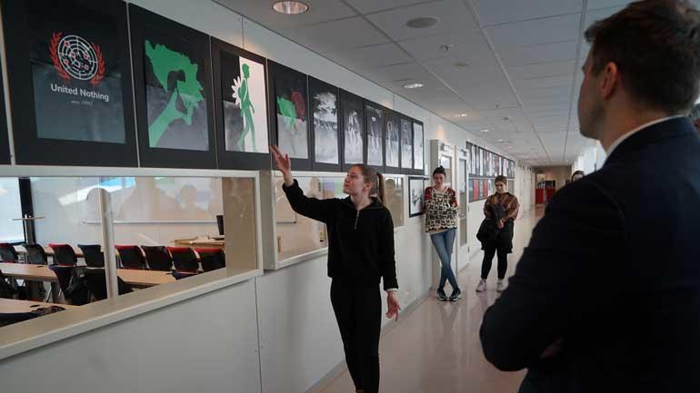 Studentene ved visuell kommunikasjon ved USN har fått i oppgave å lage en utstilling basert på folkemordet i Srebrenica, 25 år etter. Foto: Den norske Helsingforskomité