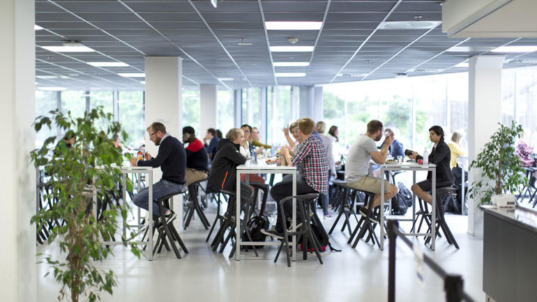 Studenter i kantina på campus Kongsberg. Foto