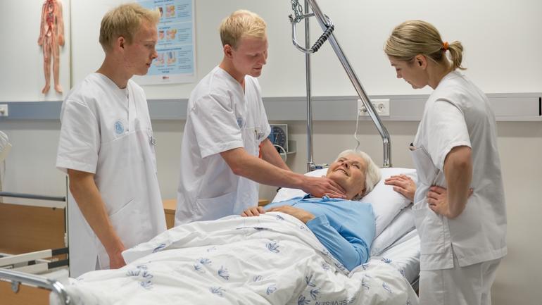 Sykepleiere som tar vare på pasienten. Foto av studenter