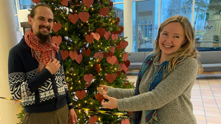 Internasjonal student Karolis Keturka og førsteamanuensis i reiseliv Ingeborg Nordbø ser frem til å feire julen sammen.   