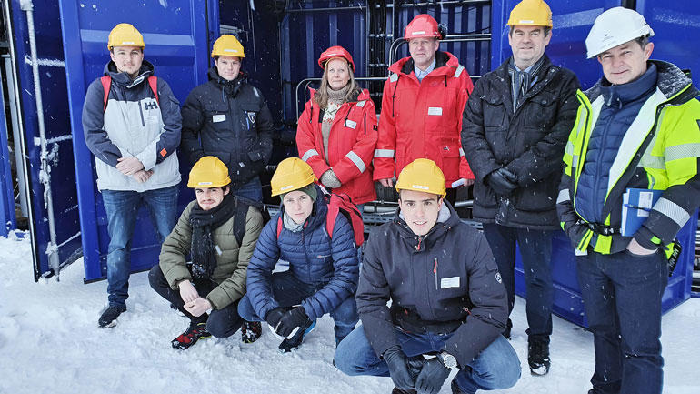 Gruppebilde av ingeniørstudentene og partene fra HydrogenPro og Herøya Industripark utendørs. 