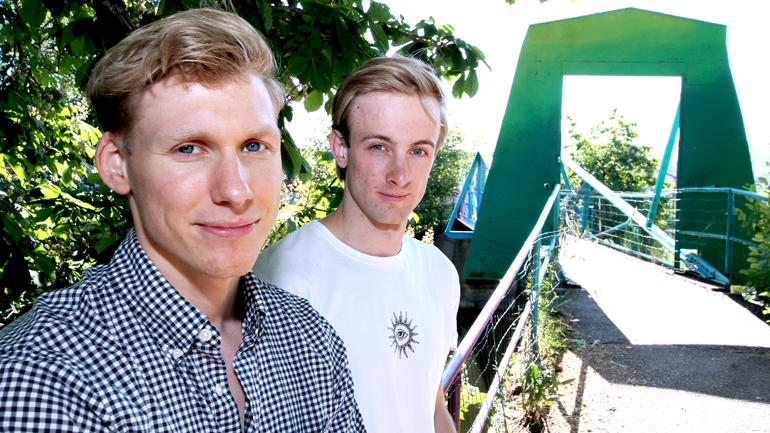 Nærbilde av ingeniørstudentene Fredrik og Haakon på selve broen i Karlohansvern. De andre studentene var ikke til stede 