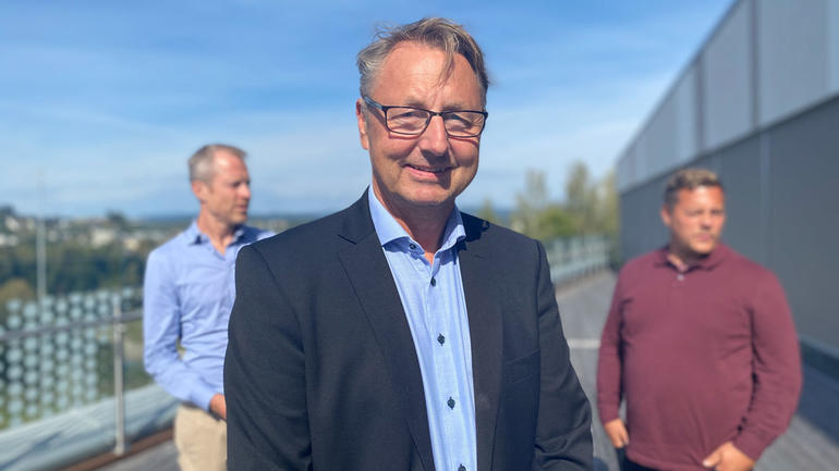 Joar Løhre er daglig leder i ECIT Solutions AS på Hønefoss, og medlem av IT-forum Ringerike.Foto av ham med andre i bakgrunnen