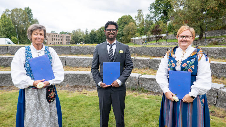 Karen Lassen, Vibeke Narverud Nyborg og Avisek Roy har alle tatt doktorgraden ved USN. Fredag 17. september deltok de på feiringen av universitetets 29 ferske doktorer. Foto av dem.