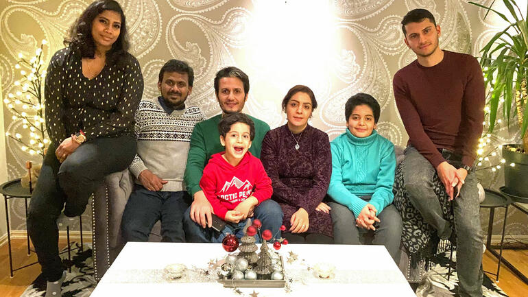 Julefeiring USN-ansatt Vasan har invitert Alireza med familie på julebesøk