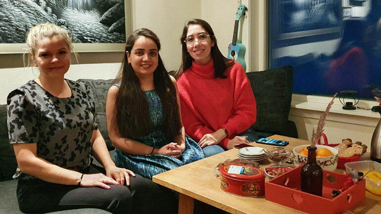 Bilde av USN ansatt med to studenter på julebesøk