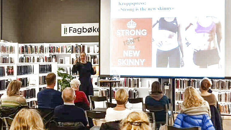Professor Solfrid Bratland-Sanda holdt foredrag om presset som ungdom utsettes for på Lørdagsuniversitetet i Larvik. Lørdagsuniversitetet er en av arenaene der USN driver forskningsformidling. 