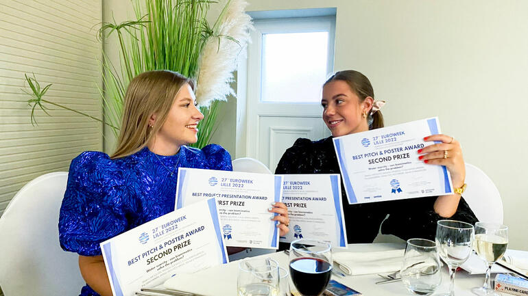 PRISVINNERE: F.v. Emilia Bakkeløkken og Pia Sandsmark kom hjem til campus Bø med to gjeve priser fra årets Euroweek i Frankrike. Foto av dem med diplomer.